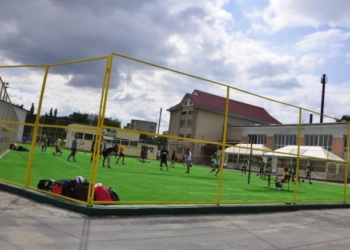 У містечку на Тернопільщині відкрили перший спортивний євромайданчик