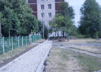 У Тернополі взялися за тротуар, який десятиліттями чекав на ремонт