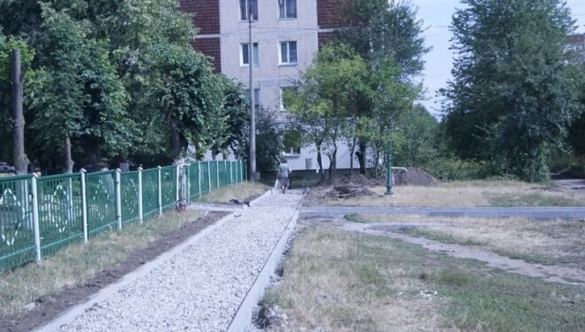 У Тернополі взялися за тротуар, який десятиліттями чекав на ремонт
