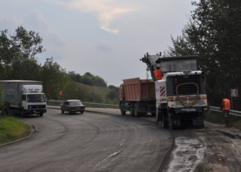 На Тернопільщині “розрили” дорогу, де траплялося багато аварій (фотофакт)