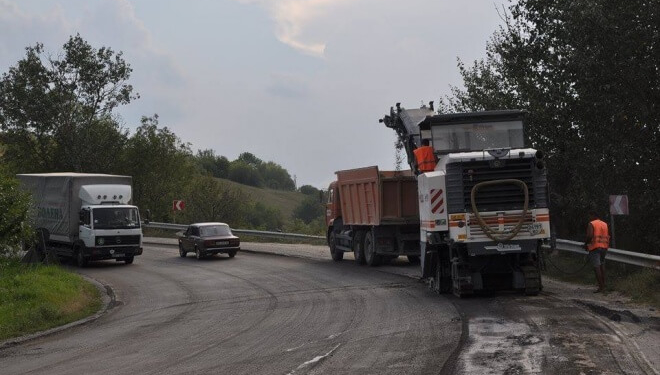 На Тернопільщині “розрили” дорогу, де траплялося багато аварій (фотофакт)