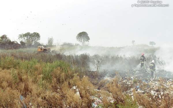 Біля сміттєзвалища на Тернопільщині була пожежа: горіла трава