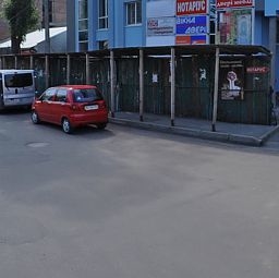 Тернополяни жаліються на огорожу, яка валиться на голову людям