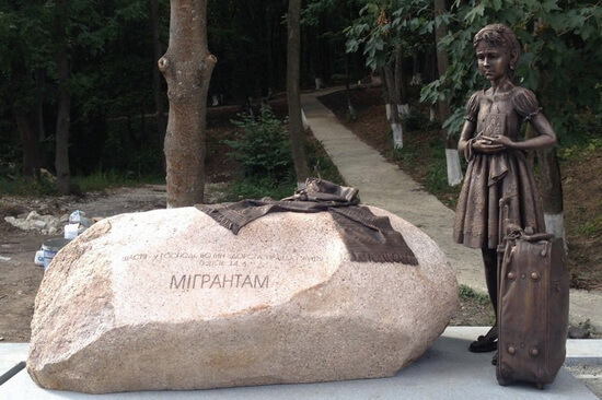 На Тернопільщині встановили пам’ятник мігрантам: дівчинку, що плаче та камінь