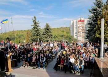 Такого ще не було: у Тернополі ректор читав лекцію просто неба (фотофакт)