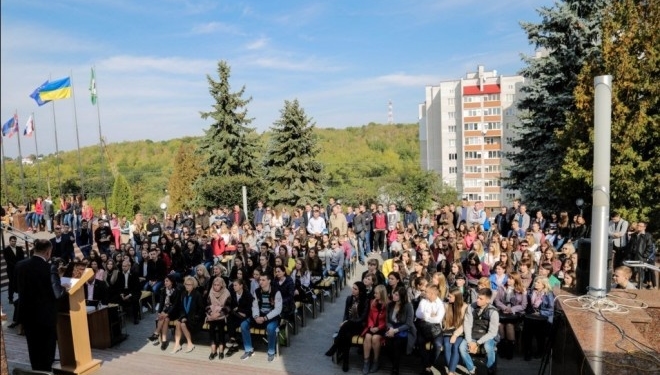 Такого ще не було: у Тернополі ректор читав лекцію просто неба (фотофакт)