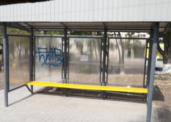 У Тернополі вандали розмалювали зупинки громадського транспорту (фото)