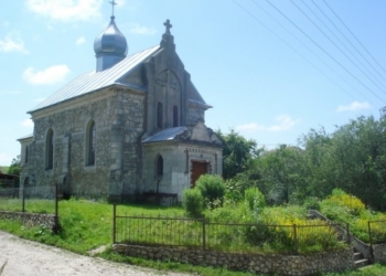 На Тернопільщині є село, яке ніби падає у глибоку долину між пасмами гір