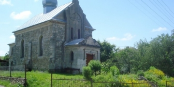 На Тернопільщині є село, яке ніби падає у глибоку долину між пасмами гір