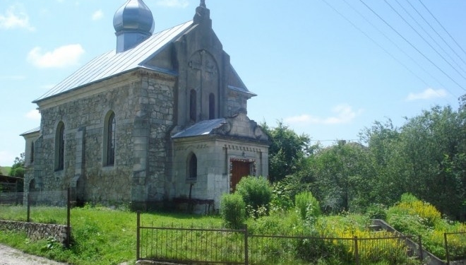 На Тернопільщині є село, яке ніби падає у глибоку долину між пасмами гір