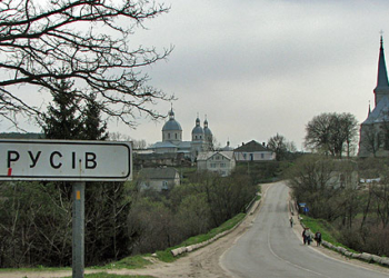 Неподалік Тернополя є село, яке вражає своєю архітектурою