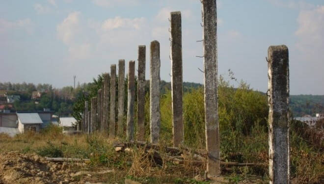 Як на Тернопільщині військову частину відгороджують (фотофакт)
