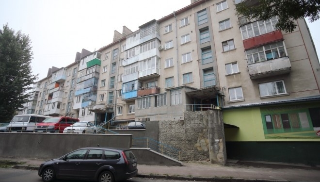 Мер Тернополя побачив, що робиться на даху будинку на масиві “Дружба”