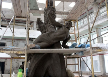 У Тернополі почали монтувати пам’ятник Героям Небесної сотні (фотофакт)