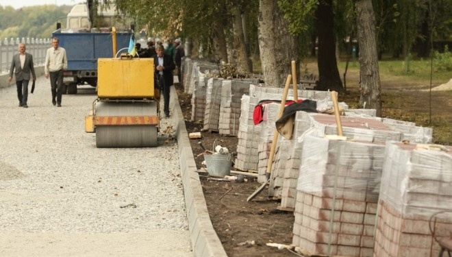 У Тернополі все ще ремонтують Набережну (фото, відео)