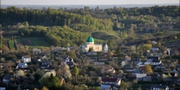 Місто на Тернопільщині, де жила королева, зачаровує красою