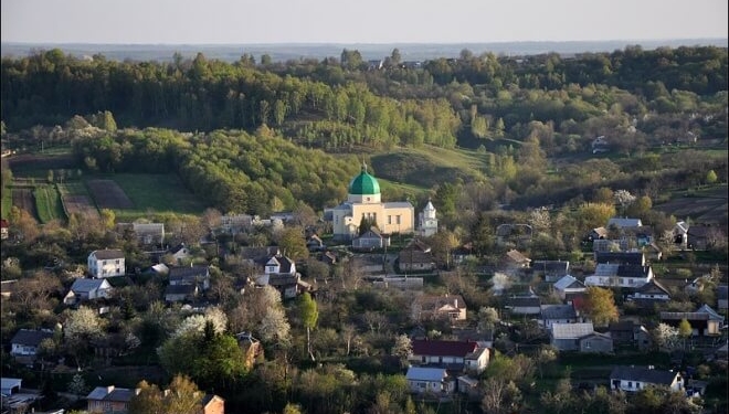Місто на Тернопільщині, де жила королева, зачаровує красою