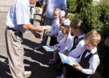 Першокласники майже сотні шкіл на Тернопільщині отримали подарунки від «Агропродсервісу»  (фото)