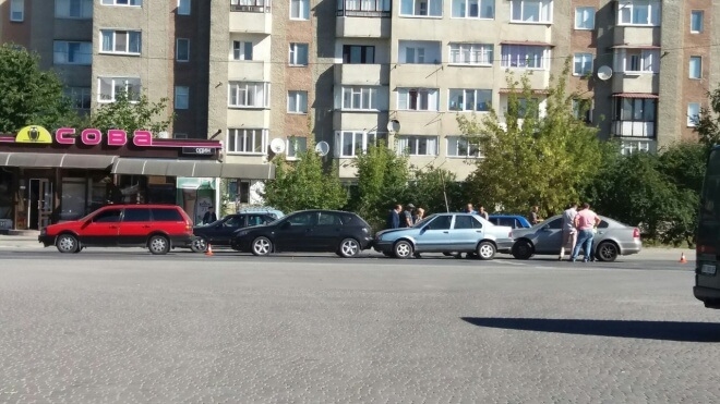 У Тернополі трапилася аварія за участю чотирьох авто (фото)