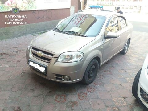 У Тернополі знайшли припаркованим викрадений автомобіль