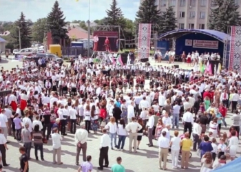 На фестивалі вишиванок на Тернопільщині зібрали гроші на ремонт старого “УАЗіка”