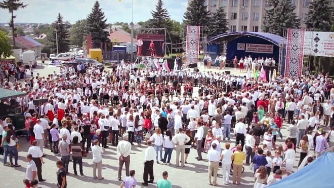 На фестивалі вишиванок на Тернопільщині зібрали гроші на ремонт старого “УАЗіка”