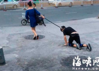 Шокуючі світлини, де чоловік на повідку дружини повзає вулицями, сколихнули інтернет (фото)