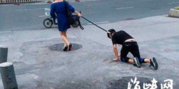 Шокуючі світлини, де чоловік на повідку дружини повзає вулицями, сколихнули інтернет (фото)