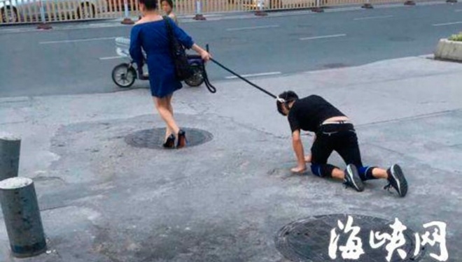 Шокуючі світлини, де чоловік на повідку дружини повзає вулицями, сколихнули інтернет (фото)