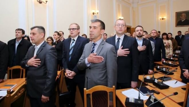 Як тернопільські депутати голосують “за своїх”: реальні приклади