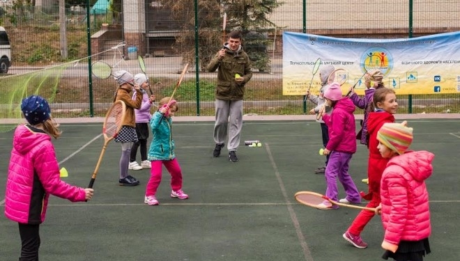 Тернопільські дітлахи змагалися у дворових турнірах з бадмінтону