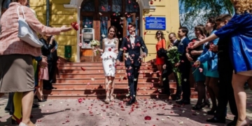 Тернополяни вимагають забрати “бабульок-співульок” від РАЦСу