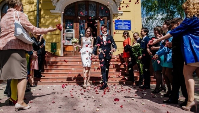 Тернополяни вимагають забрати “бабульок-співульок” від РАЦСу