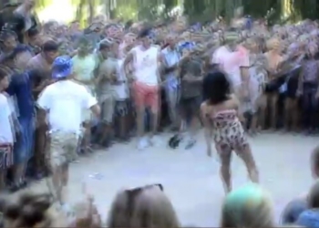 В інтернеті набирає популярності відео, де хлопці і дівчата у Тернополі “мірялися силами”