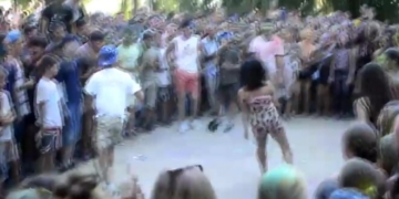 В інтернеті набирає популярності відео, де хлопці і дівчата у Тернополі “мірялися силами”