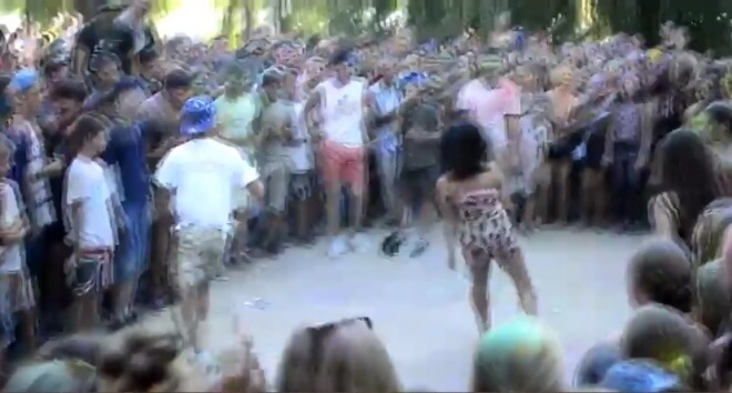 В інтернеті набирає популярності відео, де хлопці і дівчата у Тернополі “мірялися силами”