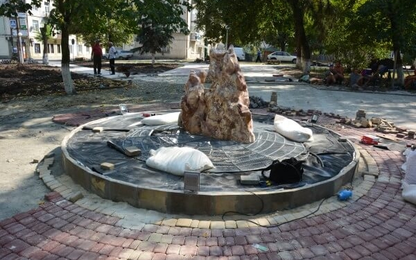 На Тернопільщині встановили камінь-фонтан (фотофакт