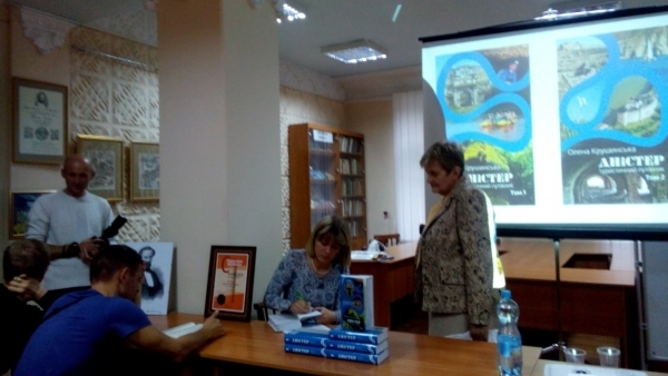 У Тернополі презентували путівник про унікальну річку, яку чиновники хочуть заполонити ГЕСами