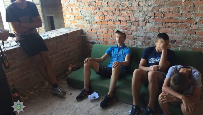 У закинутій школі на Тернопільщині знайшли хлопців з “травичкою”