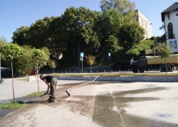 У Тернополі комунальники підливають… дерева