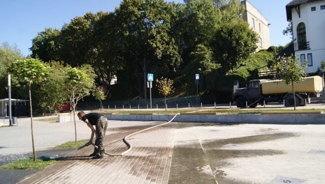 У Тернополі комунальники підливають… дерева