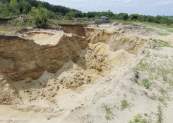 На Тернопільщині у кар’єрі засипало чоловіка