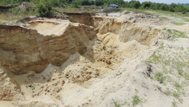 На Тернопільщині у кар’єрі засипало чоловіка