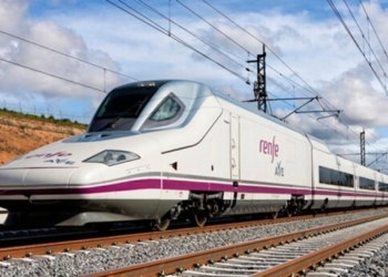 Через те, що закінчився робочий день, машиніст зупинив потяг