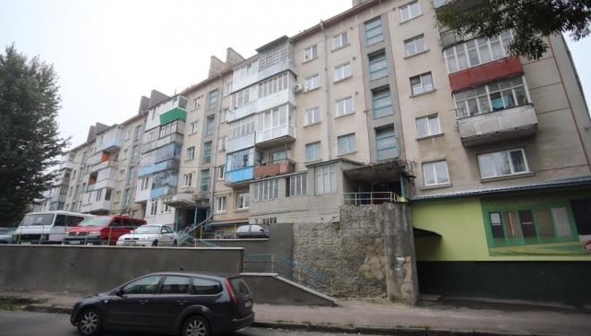 У багатоповерхівці Тернополя ремонтують покрівлю, яка частенько протікала (фото)