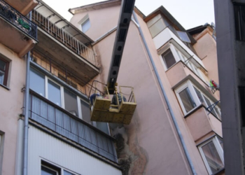 Неймовірно: у центральній частині Тернополя ЖЕК ремонтує фасад будинку (фотофакт)