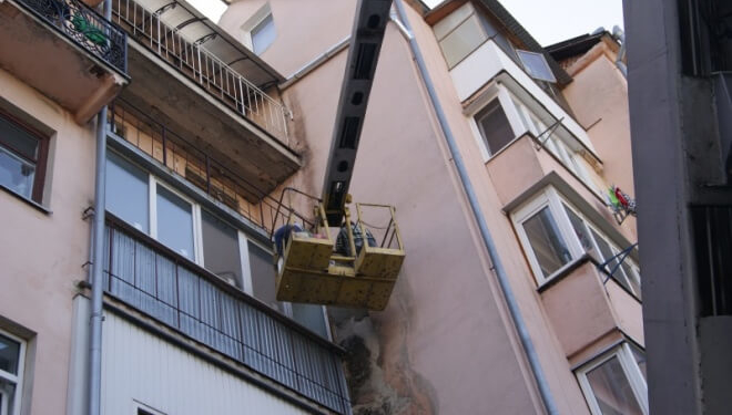 Неймовірно: у центральній частині Тернополя ЖЕК ремонтує фасад будинку (фотофакт)