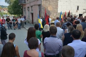 На Теребовлянщині жителі зібралися “біля стіни смерті”, щоб пом’янути закатованих людей