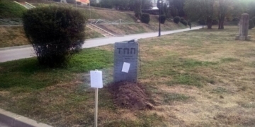 Біля озера у Тернополі поставили надгробок та написали свіжу могилу (фотофакт)