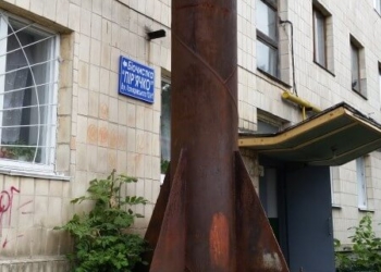 Тернополяни вимагають демонтувати величезну іржаву трубу, яка ось-ось може впасти